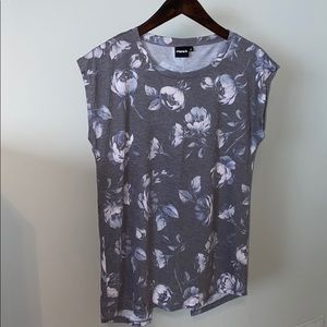 Woman’s Cute Shirt With Open Back Med